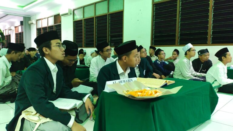 Santri Al-Awwabin Mengikuti Bahtsul Masa’il Antar Pesantren Se-Jabodetabek