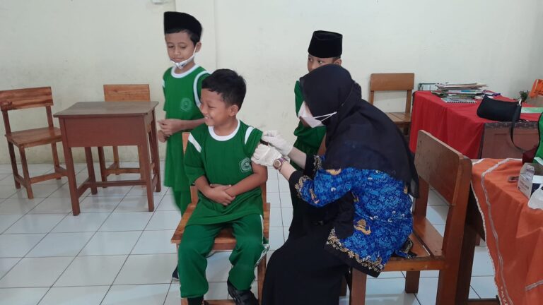 Mencegah Berbagai Macam Penyakit Sejak Dini dengan BIAS (Bulan Imunisasi Anak Sekolah) di MI Al-Awwabin